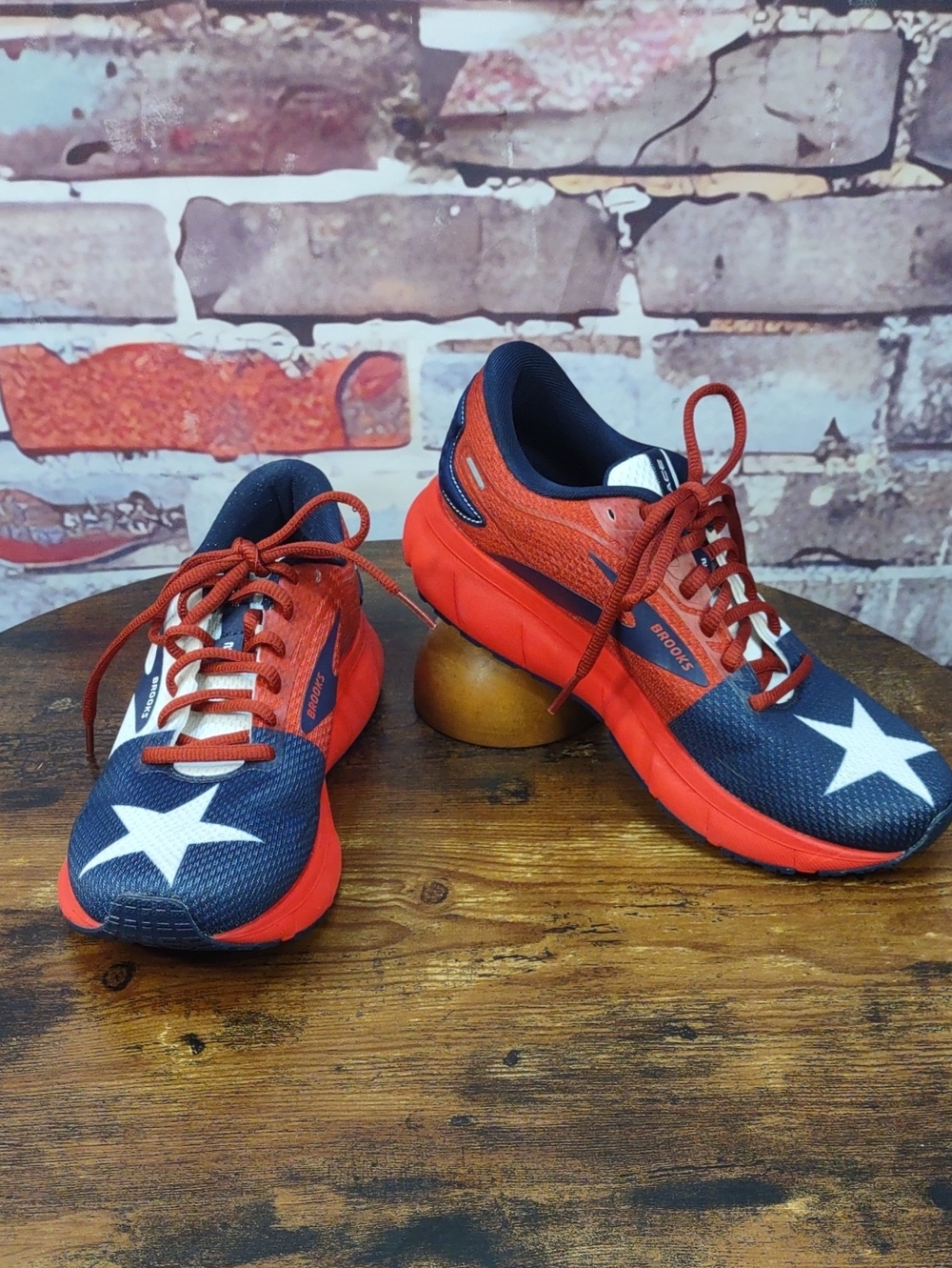 Brooks "Trace2" Star Lace-Up Sneakers